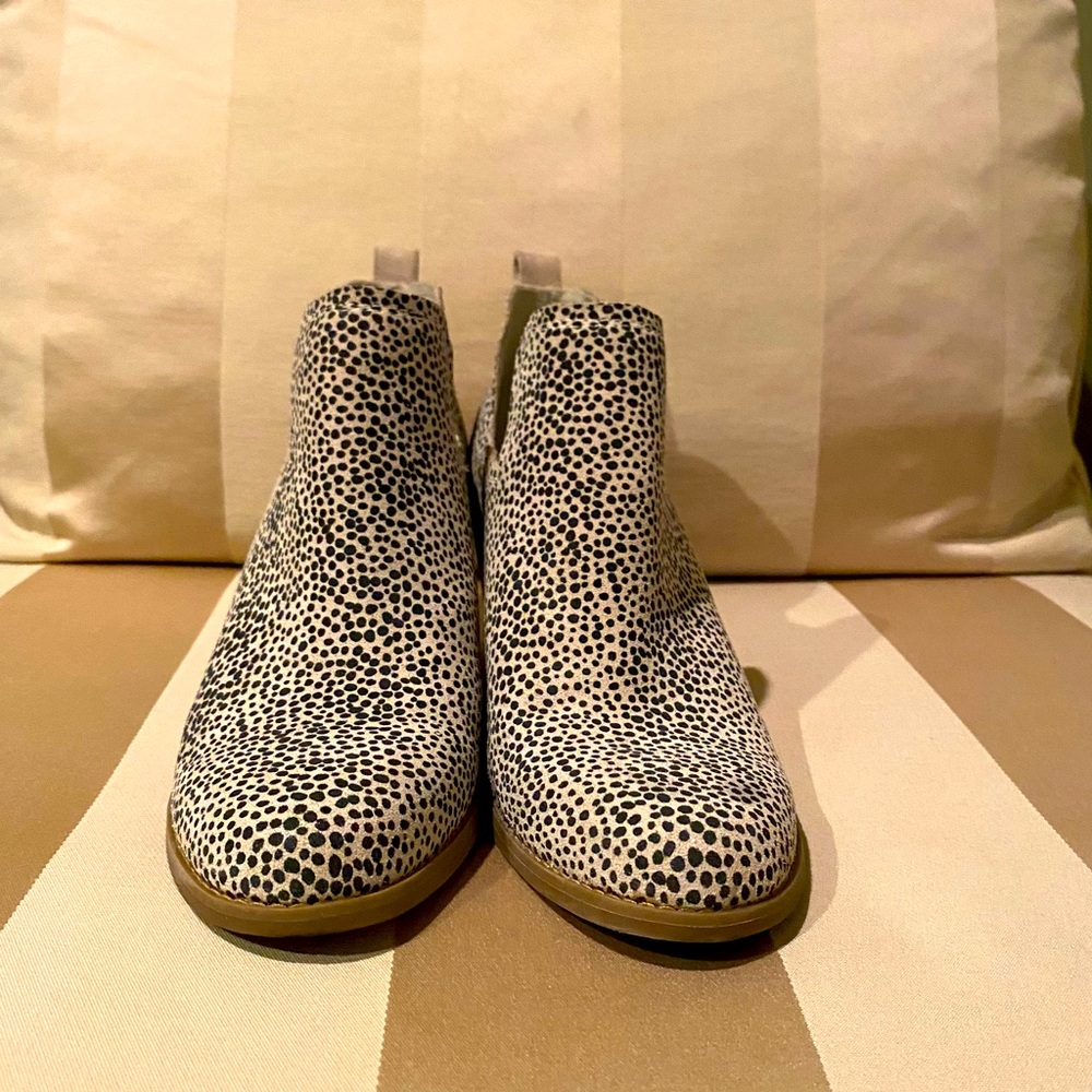Tom’s Kellie Wedge Bootie. Size: 8